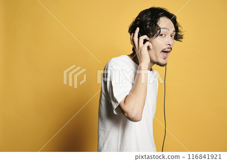 一個聽彩色背景音樂的男人 116841921