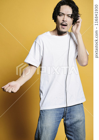 一個聽彩色背景音樂的男人 116841930
