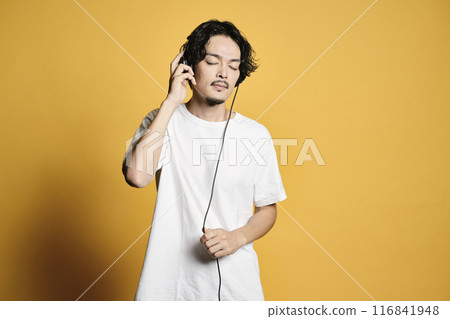 一個聽彩色背景音樂的男人 116841948
