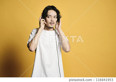 一個聽彩色背景音樂的男人 一個聽彩色背景音樂的男人 116841953