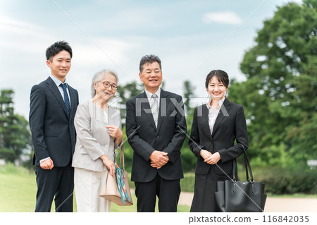 老年人/老年人和西裝年輕人(併購/繼承人/企業繼承/繼承/出售/收購/代際更替) 老年人/老年人和西裝年輕人(併購/繼承人/企業繼承/繼承/出售/收購/代際更替) 116842035