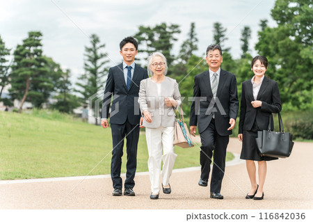 老年人/老年人和西裝年輕人（併購/繼承人/企業繼承/繼承/出售/收購/代際更替） 116842036