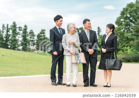 老年人/老年人和西裝年輕人（併購/繼承人/企業繼承/繼承/出售/收購/代際更替） 116842039