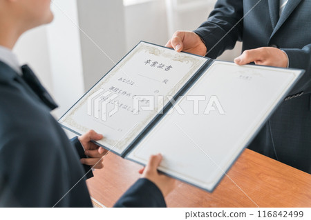 穿著校服的初中、高中、小學女生(亞裔)在畢業典禮上接受老師頒發的畢業證書、證書和感謝信 穿著校服的初中、高中、小學女生(亞裔)在畢業典禮上接受老師頒發的畢業證書、證書和感謝信 116842499
