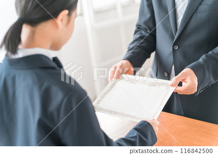 穿著校服的初中、高中、小學女生（亞裔）在畢業典禮上接受老師頒發的畢業證書、證書和感謝信 116842500