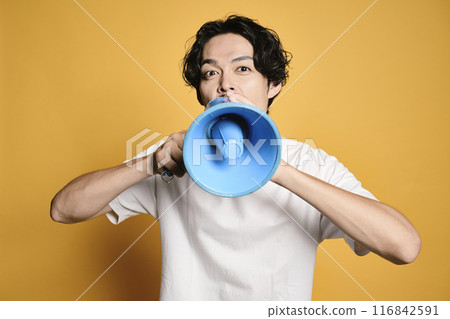 一個男人透過彩色背景的揚聲器大喊 116842591