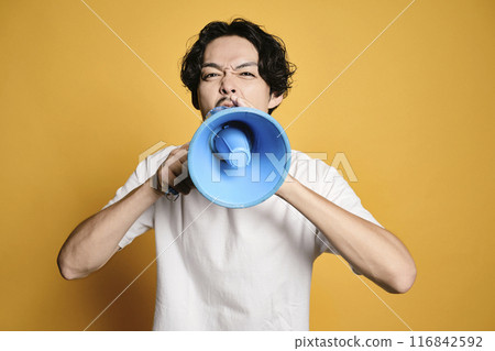 一個男人透過彩色背景的揚聲器大喊 116842592