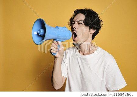 一個男人透過彩色背景的揚聲器大喊 一個男人透過彩色背景的揚聲器大喊 116842603