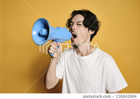 一個男人透過彩色背景的揚聲器大喊 一個男人透過彩色背景的揚聲器大喊 116842604