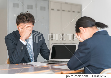 因成績不佳而煩惱的師生（職業輔導、不及格、擔憂） 116842678