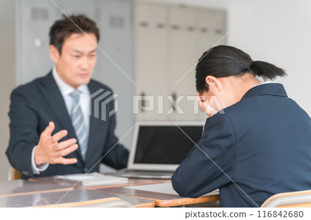 學校輔導員人和哭泣的學生 學校輔導員人和哭泣的學生 116842680