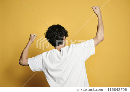 一個男人拿著彩色袋子做拳頭泵 一個男人拿著彩色袋子做拳頭泵 116842706