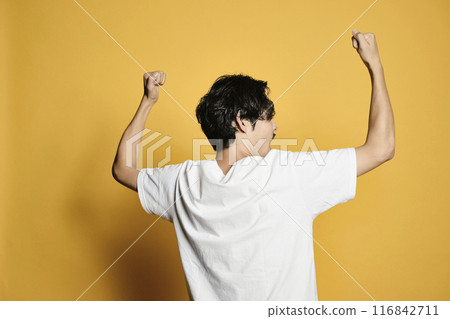 一個男人拿著彩色袋子做拳頭泵 一個男人拿著彩色袋子做拳頭泵 116842711