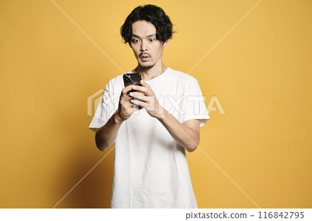 一個男人觸摸有彩色背景的智慧型手機 116842795