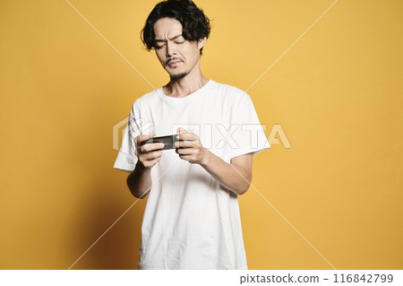 一個男人觸摸有彩色背景的智慧型手機 116842799