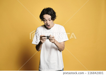 一個男人觸摸有彩色背景的智慧型手機 116842801