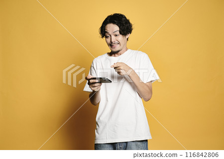 一個男人觸摸有彩色背景的智慧型手機 一個男人觸摸有彩色背景的智慧型手機 116842806
