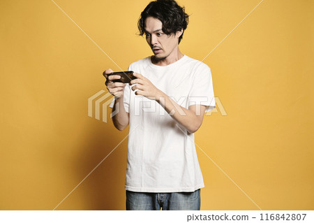 一個男人觸摸有彩色背景的智慧型手機 116842807