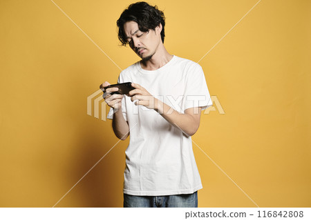一個男人觸摸有彩色背景的智慧型手機 116842808