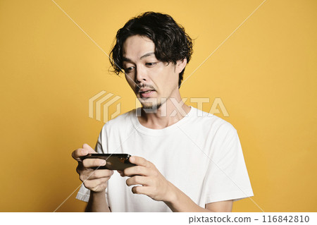 一個男人觸摸有彩色背景的智慧型手機 一個男人觸摸有彩色背景的智慧型手機 116842810