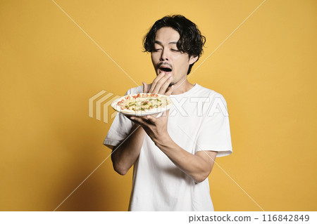 彩色背景的男人吃披薩 116842849
