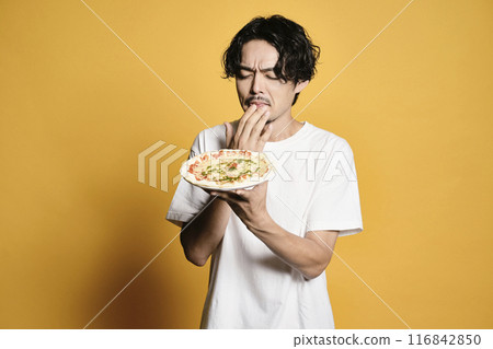 彩色背景的男人吃披薩 116842850