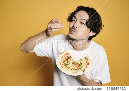 彩色背景的男人吃披薩 116842882