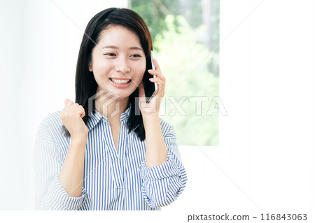Young woman calling on smartphone 116843063