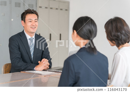 面帶微笑接受三路面試的家長和老師（初中生和高中生） 116843170