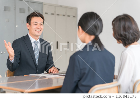 面帶微笑接受三路面試的家長和老師（初中生和高中生） 116843173