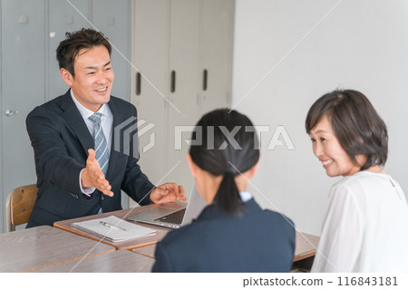 面帶微笑接受三路面試的家長和老師（初中生和高中生） 116843181