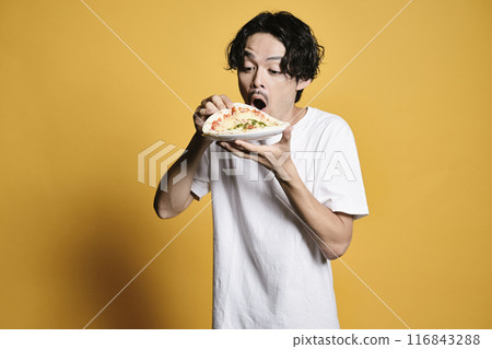彩色背景的男人吃披薩 彩色背景的男人吃披薩 116843288