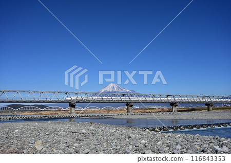 新幹線和富士山穿越大井川大橋 新幹線和富士山穿越大井川大橋 116843353