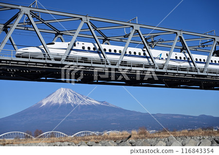 新幹線和富士山穿越大井川大橋 新幹線和富士山穿越大井川大橋 116843354