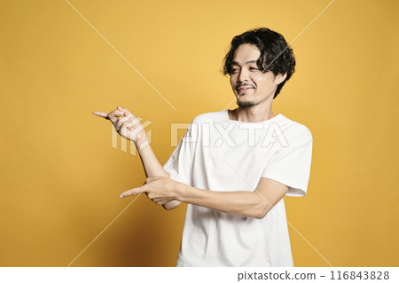 一個男人在彩色背景下做指向姿勢 一個男人在彩色背景下做指向姿勢 116843828
