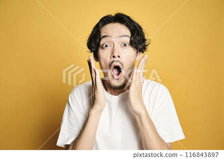 一個拿著彩色袋子擺姿勢的男人 116843897