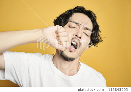 一個拿著彩色袋子擺姿勢的男人 116843903