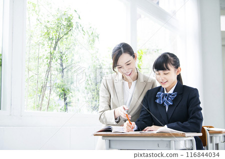 國中女生和女老師一起學習 國中女生和女老師一起學習 116844034