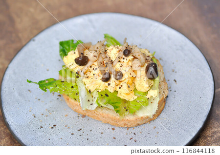 bread with egg ,lettuce and mushroom topping and americano coffee or tea bread with egg ,lettuce and mushroom topping and americano coffee or tea 116844118