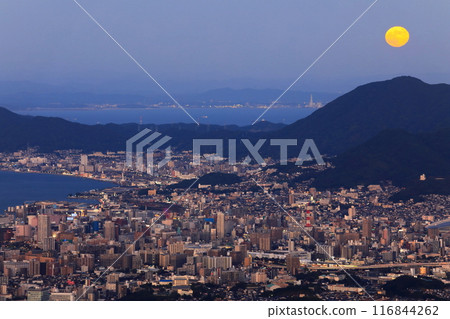 [Fukuoka Prefecture] Full moon and night view of Kitakyushu City (Sarakurayama Observatory) 116844262