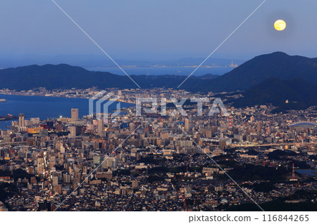 [福岡縣]北九州市的滿月和夜景（猿倉山展望台） 116844265