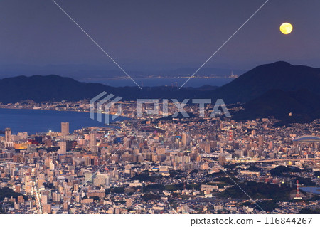 [福岡縣]北九州市的滿月和夜景（猿倉山展望台） 116844267