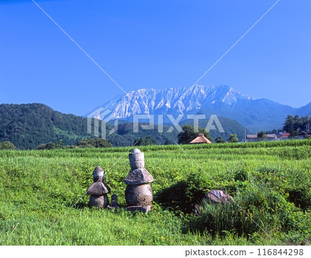Mt. Daisen / Rural scenery with Mt. Hoki Fuji and thatched roof houses, one of "100 Views of Japan" and "100 Famous Mountains of Japan" 116844298