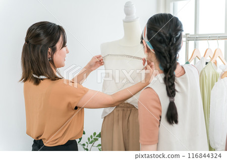 裁縫或女裁縫的亞洲女性用捲尺測量和測量 裁縫或女裁縫的亞洲女性用捲尺測量和測量 116844324