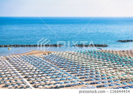 Typical tourist beach with umbrellas on the Adriatic sea in Italy 116844454