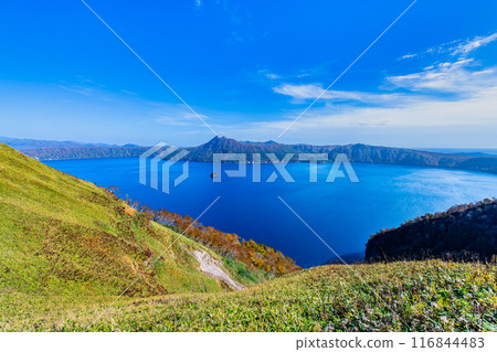 北海道摩週湖的紅葉～藍色的摩週湖面和色彩繽紛的紅葉～ 116844483