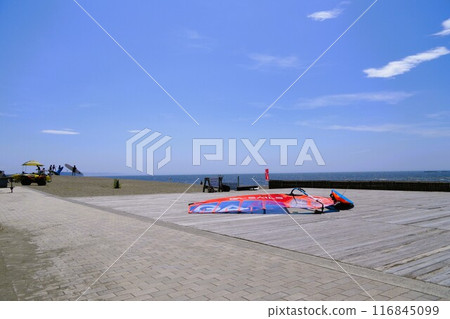 藍天茅崎海岸木甲板夏日風景 藍天茅崎海岸木甲板夏日風景 116845099