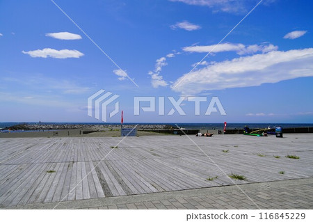 藍天茅崎海岸木甲板夏日風景 116845229