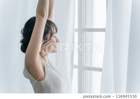 醒來時在窗簾前暴露在早晨陽光下的女人（脫髮，腋下） 116845330