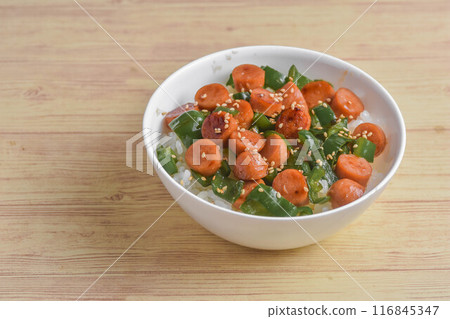 Sausage and green pepper rice bowl 116845347
